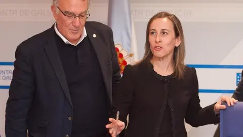 A conselleira de Infraestruturas e Vivenda, Ethel Vázquez, acompañada do director do Instituto Galego de Vivenda e Solo (IGVS), Heriberto García,  asina un convenio de colaboración en materia de rehabilitación co alcalde do Barco de Valdeorras e Boiro, Alfredo García e Juan José Dieste,  respectivamente.