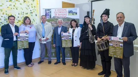 Presentación do X Certame Celtibérico de Bandas de Gaitas. No Centro Cultural “Marcos Valcarcel” asisten Rosendo Fernández (VicePresidente Deputación), Gustavo Samartín (Director Oca-Manzaneda), Patricia Domínguez (Alcaldesa da Pobra de Trives), Amable Fernández (Alcalde de Manzaneda) Patricia Torres Madureira (Deputada Cultura) e Xose Lois Foxo (Director da Escala de Gaitas da Deputación).