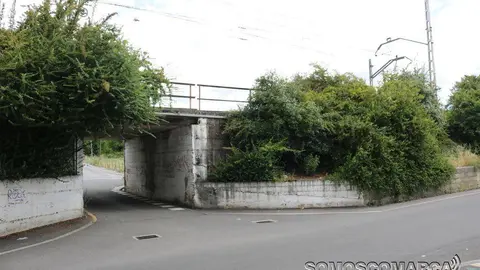O paso antigo, xunto ó emprazamento onde se situará o novo.