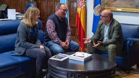 Reunión Manuel Baltar (Presidente Deputación) con Joaquín Sánchez (Presidente Asocición Ruta do Viño de Valdeorras) acompañado por Cristina Núñez (Técnica da Asociación).