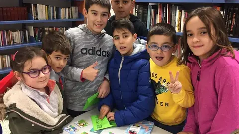 Nenos no obradoiro na Biblioteca Municipal de Petín
