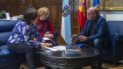 Reunión Manuel Baltar (Presidente Deputación Ourense) coa Asociación de Emrepresarios de Valdeorras (AEVA). Asistene Araceli Fernández (Presidenta) e Maria del Carmen Rodríguez (VicePresidenta).