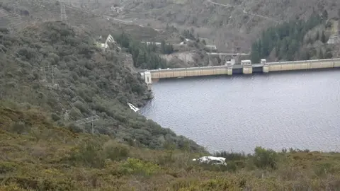 Un coche recorre 50 metros y el conductor sale por su propio pie