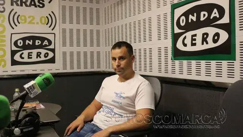 Rubén Ondoño, presidente del club Fluvial Barco, en el estudio de Radio Valdeorras