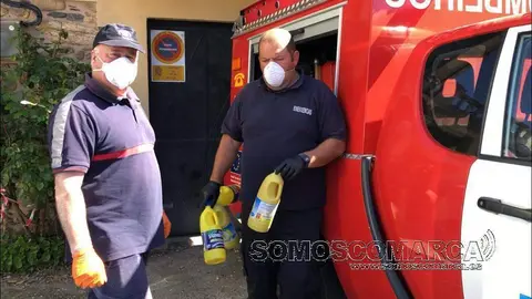 Botellas de lejía con las que se desinfectan las calles