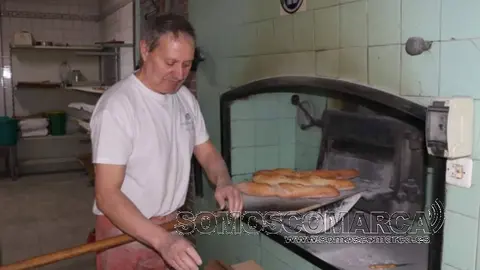 Eduardo de Panadería Querol sacando o pan do forno