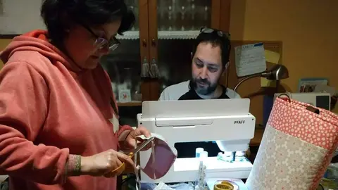 Encarna e Rober realizando mascarillas