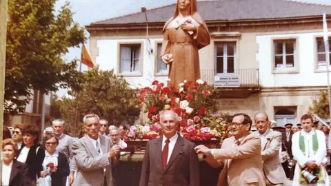 Eduardo Ojea y Toni Hervella entre otros, en la procesión de Santa Rita