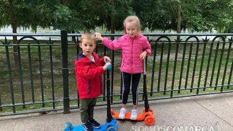 Niños en patinete Malecón de O Barco