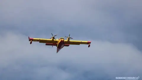 Avioneta (botijo) apagando fuego en Vilariño de Conso