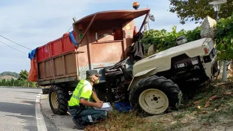 El conductor de un tractor atropellado por el propio vehículo para evitar un choque