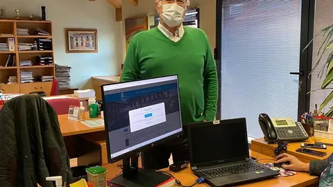 Alfredo García, alcalde do Barco, na presentación da nova páxina web do Concello
