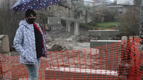 María Albert en las obras del puente de Xares, al lado iglesia