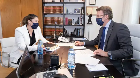 O presidente da Xunta, Alberto Núñez Feijóo, reúnese co alcalde de Vilariño de Conso, Melisa Macía Domínguez, no seu despacho de San Caetano. Santiago de Compostela, 16/4/2021.
