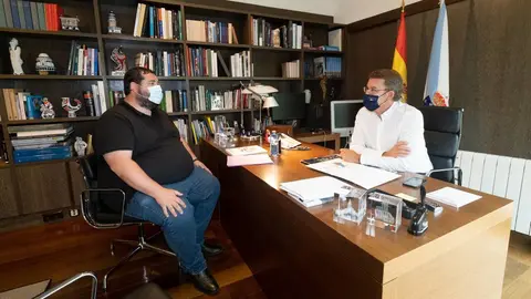 O presidente da Xunta, Alberto Núñez Feijóo, reúnese co alcalde de San Xoan de Río, José Miguel Pérez Blecua, no seu despacho de Monte Pío. Santiago de Compostela, 19/7/2021.