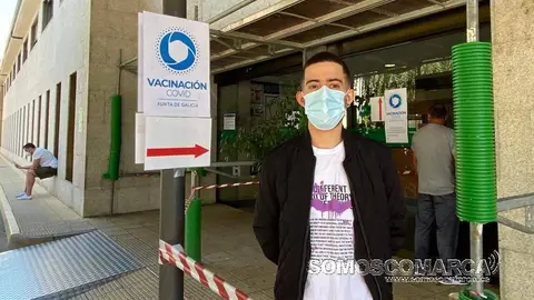 Alberto, camarero 30 años, se vacuna por el riesgo que implica su trabajo