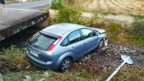 Vehículo que cayó al Mariñán tras la colisión