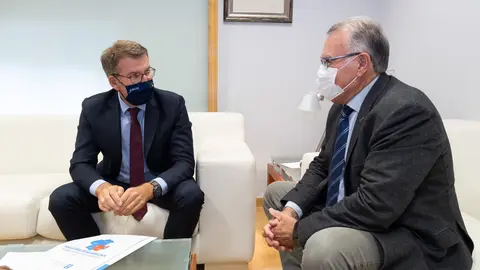 O presidente da Xunta, Alberto Núñez Feijóo, reúnese co alcalde do Barco de Valdeorras, Alfredo García, no seu despacho do Parlamento de Galicia. Santiago de Compostela, 28/9/2021.