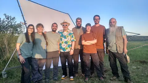Alejandro Rodríguez, con gorra, con el director Pedro Almodóvar