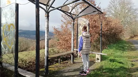 somoscomarca_marquesinaAutobus_tuxe_obolo_Transporte_niños_colegio_2022-0-10