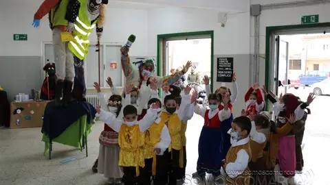 Desfile de Entroido do colexio Bibei polas Rúas de Viana 2022 (38)