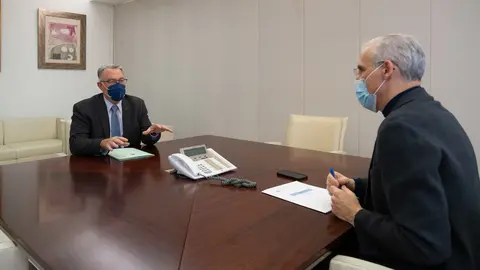 O vicepresidente segundo e conselleiro de Economía, Empresa e Innovación, Francisco Conde, mantén un encontro co alcalde do Barco de Valdeorras, Alfredo García. Santiago de Compostela, 01/03/22.