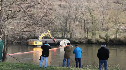 Retirada de la compuerta de la presa de Santiago, aguas abajo del río Sil (11)