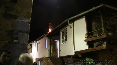 Incendio de una chimenea en una casa en Petín (7)