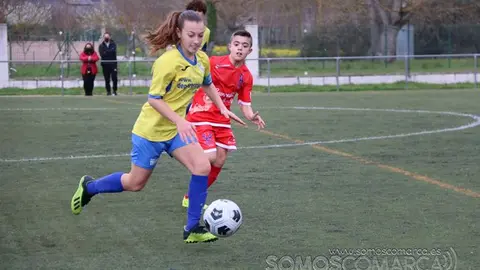 Anxela en una jugada del encuentro entre los infantiles del Rúa y EDC Barbadás el domingo 20 de marzo de 2022 (21) (28)