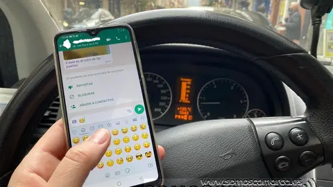 somoscomarca_telefóno_movil_coche_volante_conducir_normas_trafico_2022-03-21