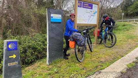 Peregrinos de Sevilla en bicicleta en Camiño de Inverno tramo de San Miguel de Outeiro (1)