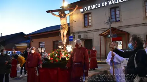 El paso del Cristo de los Ferroviarios haciendo la parada obligada en la plaza de la Estación de O Barco