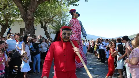 El Meco y las Pampórnigas encabezan la procesión de A Ermida. Imagen de la edición de 2019