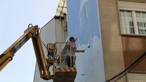 FOTO PRINCIPAL_ Yoseba MP comenzó a pintar un mural sobre A Ermida en Quiroga (1)