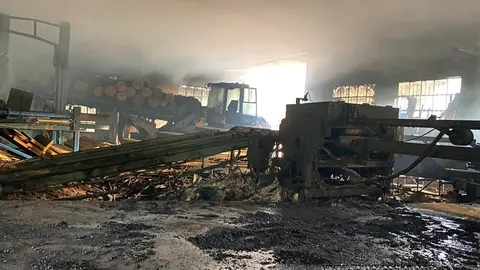 somoscomarca_incendio_fuego_nave_rubia_maderasnuñez_maquinas_quemado_2022-05-19 (6)