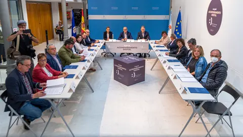 -13.00 horas: Sinatura do convenio “Administración con acompañamento dixital”.- O presidente da Deputación, Manuel Baltar, asina o primeiro convenio “Administración con acompañamento dixital” cos alcaldes dos concellos ourensáns xa adheridos a este programa (A Bola; Calvos de Randín; Entrimo; Lobeira; Mancomunidade do Carballiño; Pereiro de Aguiar; Padrenda; Petín; Rios; Sarreaus; Trasmiras; Xinzo de Limia; A Pobra de Trives; Barbadás) deseñado pola Área de Benestar do goberno provincial para loitar contra a exclusión dixital. Lugar: Centro Cultural Marcos Valcárcel.