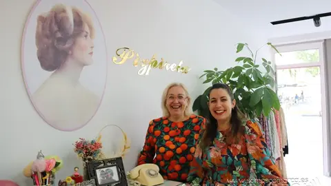 Elena y Vero junto al nuevo logo y las letras doradas del nombre de la tienda. ¡Les encanta!