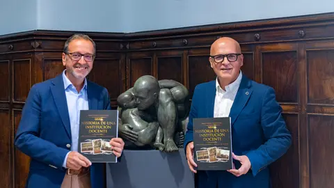 Reunión Manuel Baltar (Presidente da Deputación Ourense) acompañado de Aurelio Gómez Villar (Asesor de Cultura da Deputación Ourense) presentan a reedición do libro "Trives Historia de una Institución docente" de Pablo Pérez Fernández.