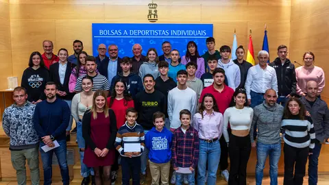 Foto de familia dos deportistas ourensáns con axuda da Deputación
