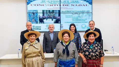 Presentación do Concerto de Nadal da Real Banda de Gaitas da Deputación Ourense na Pobra de Trives. Participan no acto, Rosendo Fernández (Vicepresidente da Deputación Ourense); a alcaldesa da Pobra de Trives, Patricia Domínguez Barja; O bispo de Ourense, Leonardo Lemos Montanet; o director da Real Banda de Gaitas,  Xose Lois Foxo; e as cantareiras da Pobra, Dina Pérez Fernandez; María Jesús Rodríguez Tejero e Blandina González Rodríguez.