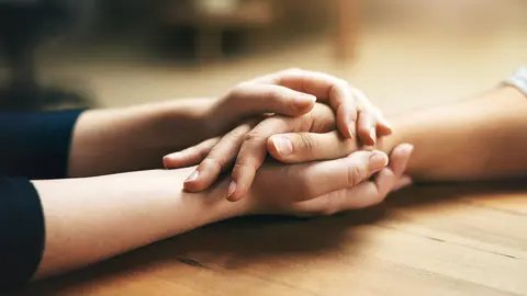 portada_Closeup shot of two unidentifiable people holding hands in comfort