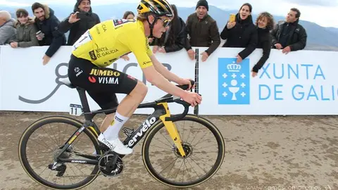 Jonas Vingegaard, ganador de la etapa y líder de la carrera, entrando en meta (1)
