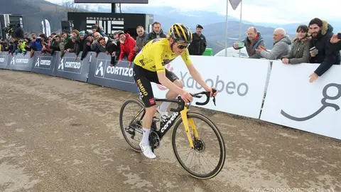 Jonas Vingegaard, ganador de la etapa y líder de la carrera, entrando en meta (4)