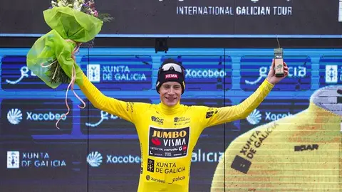 Vingegaard, en lo alto del podio, con un ramo de flores y uno de los carballos. Luis Ángel Gómez (Sprint Cycling Agency)