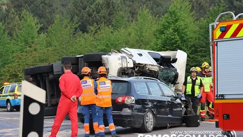 portada_somoscomarca_vilamartin_accidente_n-120_camionvolcado_fallecidos__2023841