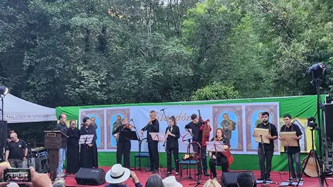 somoscomarca_Compoñentes da Real con Leni Pérez no XXVI FILANDÓN DE MÚSICAS DO CAUREL20232187