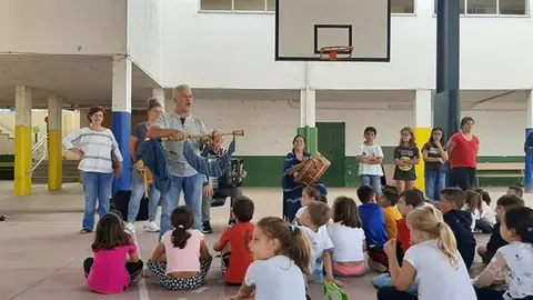 P_somoscomarca_23_09_27arua_ensino_colegiomanuelrespino_abertalGaita_demostracion (2)