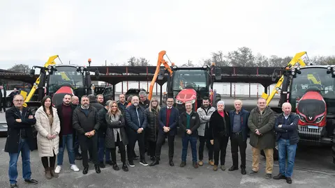 Foto entrega tractores Deputación-Xunta (2) (1)