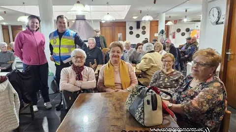 somoscomarca_obarco_centromayores_charla_educacionvial_policialocal_lozano_bea_2024 (10)