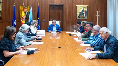 Reunión da Xunta de Goberno da Deputación Ourense. Participan Luís Menor Pérez (Presidente Deputación); Marta Nóvoa Iglesias (VicePresidenta 1ª); Rosendo Fernández; Jorge Pumar Tesouro (Deputado PPOU); Manuel Seoane Rodríguez (Deputado PPOU); Patricia Torres Madureira (Deputado PPOU); María Teresa Barge Bello (Deputada PPOU); Begoña Álvarez Matos (Representante de Intervención); Adamantino Barreiro García (Vicesecretario da Deputación de Ourense).